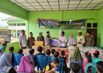 External Relation Coordinator PGE, Agus Salim bersama staf Mardiyanti dan ERT Supervisor PGE, Teuku Ridwan, menyerahkan santuanan anak yatim dan bantuan sembako untuk korban banjir di Desa Lubok Pusaka dan Buket Linteung, Kecamatan Langkahan, Aceh Utara, Minggu (25/12/2022)