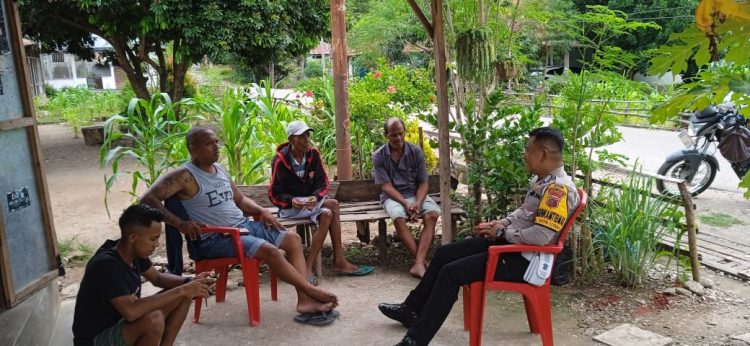 Bhabinkamtibmas Kelurahan Kefa Utara, Kecamatan Kota kefamenanu, Kabupaten TTU, BRIPKA. M. Virmon, SH melaksanakan Sambang dan Patroli Dialogis