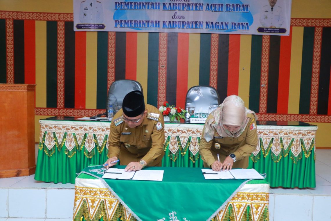 Penandatanganan nota kesepakatan dilakukan langsung oleh Penjabat (Pj) Bupati Aceh Barat, Drs. Mahdi Efendi, bersama Pj Bupati Nagan Raya, Fitriany Farhas, AP., S.Sos., MSi