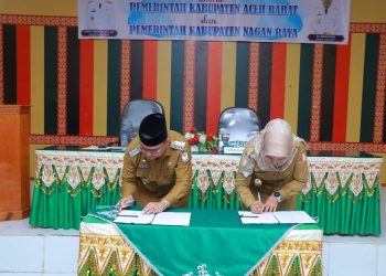 Penandatanganan nota kesepakatan dilakukan langsung oleh Penjabat (Pj) Bupati Aceh Barat, Drs. Mahdi Efendi, bersama Pj Bupati Nagan Raya, Fitriany Farhas, AP., S.Sos., MSi