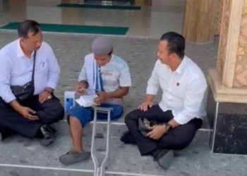 Kasat Reskrim Polres Dumai AKP Aris Gunadi, S.I.K, M.H mendatangi lokasi Sopian (31) berjualan es tebu yakni didepan Mesjid At-Taqwa untuk memberikan bantuan berupa 1 (satu) unit Handphone Andorid