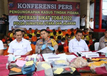 Kabid Humas Polda Sumut Kombes Pol Hadi Wahyudi memberikan penjelasan capaian Operasi Sikat Toba 2022 saat paparab di Mapolda Sumut, Selasa (27/12/22). (Foto : Mitrapolri.com/Tumpal Manik)