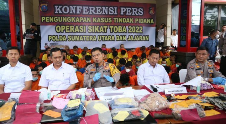 Kabid Humas Polda Sumut Kombes Pol Hadi Wahyudi memberikan penjelasan capaian Operasi Sikat Toba 2022 saat paparab di Mapolda Sumut, Selasa (27/12/22). (Foto : Mitrapolri.com/Tumpal Manik)