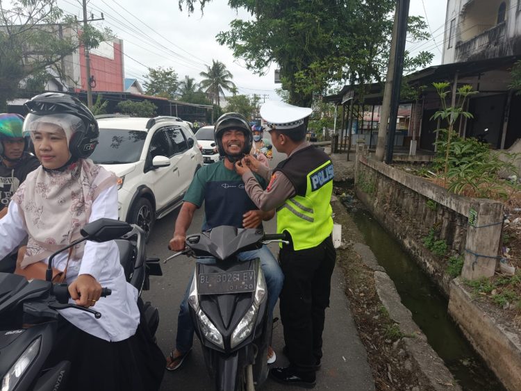 Satuan Lalulintas Polres Aceh Barat lakukan kegiatan Preventif Turlalin pagi dengan tujuan mengatur lalu lintas di lokasi jalan dan persimpangan yang ramai