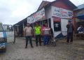 Personil Pos Pam Pusat Pasar melaksanakan Pengaturan dan Himbauan Kepada Warga Masyarakat di Depan SPBU Naibaho Jalan Pakak Sidikalang