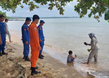 Sat Polairud Polres Bangka Barat bersama tim gabungan melakukan himbauan kepada pengunjung pantai