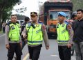 Kapolres Labuhanbatu AKBP Anhar Arlia Rangkuti SIK MH dan personil polres turun langsung mengurai kemacetan lalulintas