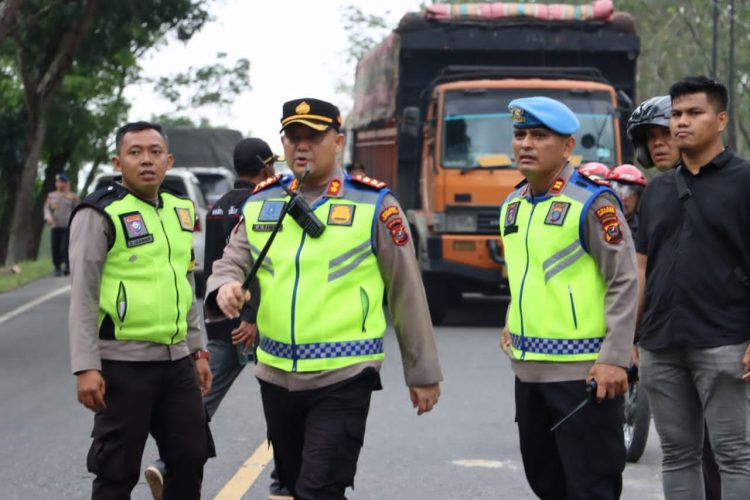 Kapolres Labuhanbatu AKBP Anhar Arlia Rangkuti SIK MH dan personil polres turun langsung mengurai kemacetan lalulintas