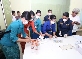 Dir Narkoba Polda Sumut melaksanakan tes urine terhadap Pilot, Ko - Pilot, dan Pramugari Maskapai Penerbangan di Bandara Udara Internasional Kualanamu (KNO) dalam rangka Operasi Lilin Toba 2022, Rabu (28/12/22). (Foto Dok/ Polda Sumut)