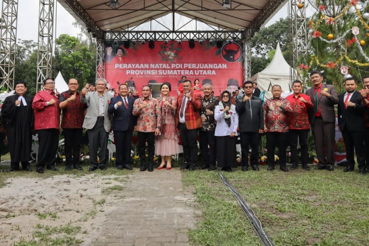 Wali Kota Pematang Siantar dr Susanti Dewayani SpA Bersama Gubernur Sumatera Utara (Sumut) Edy Rahmayadi menghadiri Perayaan Natal Partai Demokrasi Indonesia (PDI) Perjuangan Provinsi Sumut, di Lapangan H Adam Malik Pematang Siantar
