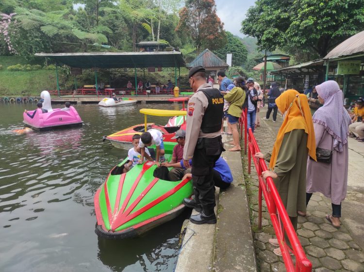 Samapta Polresta Banyumas melalui Satgas Preventif Ops Lilin Candi 2022 Polresta Banyumas melaksanakan patroli dan pengecekan wahana di objek wisata Baturraden