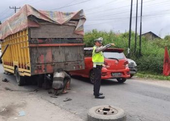 Personil Pos Pam Simpang Salak Melaksanakan Pengaturan LaLin di Jalan Panji Sibura-bura