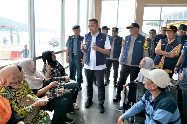 Pj Wali Kota Sabang, Reza Fahlevi bersama Forkopimda meninjau langsung kesiapan personil di Posko Pelayanan Masyarakat dalam menyambut libur Natal dan Tahun Baru (Nataru)