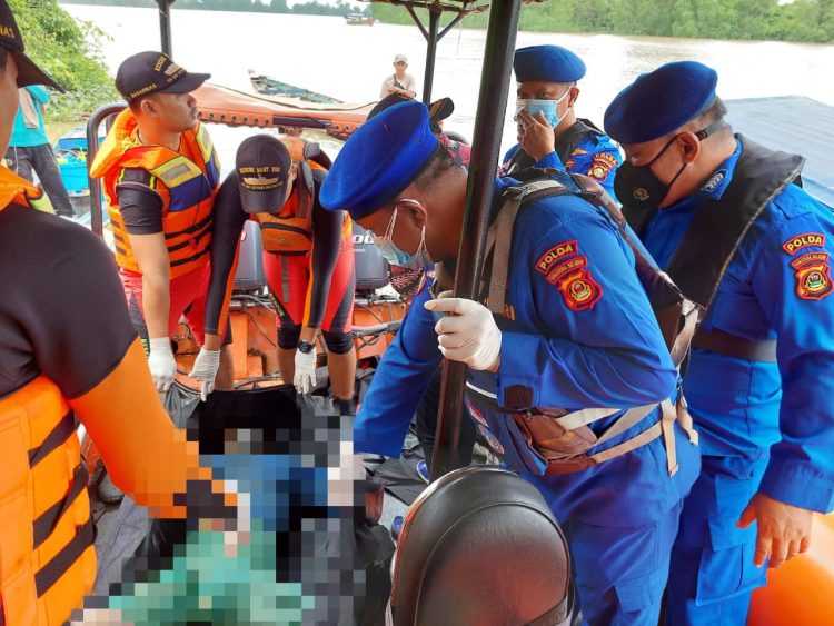 Lasiman ditemukan mengapung di Perairan Selat Cemara Jalur 6 Telang, Kecamatan Muara Telang Kabupaten Banyuasin