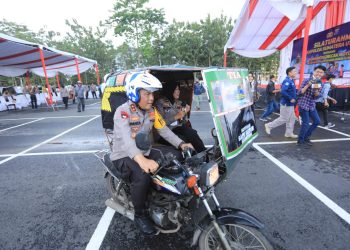 Kapolda Sumut, Irjen Pol RZ Panca Putra Simanjuntak bawa beca motor berkeliling Mapolda Sumut, Kamis (29/12/22). (Foto Dok/ Polda Sumut)