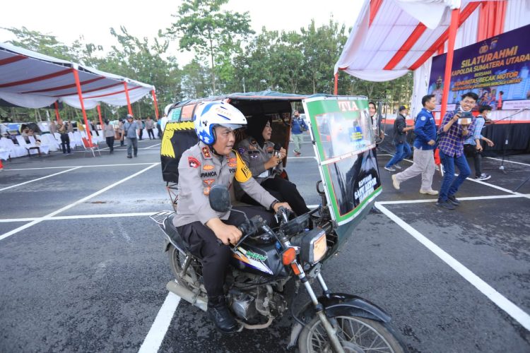 Kapolda Sumut, Irjen Pol RZ Panca Putra Simanjuntak bawa beca motor berkeliling Mapolda Sumut, Kamis (29/12/22). (Foto Dok/ Polda Sumut)