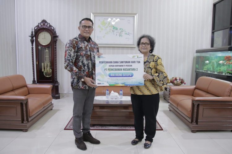 BAYAR SHT: Menutup tahun 2022 PTPN 2
Bayarkan SHT pensiunan, Ria Irene Sitepu, Kamis (29/12/22). (Foto Dok/Humas PTPN 2)