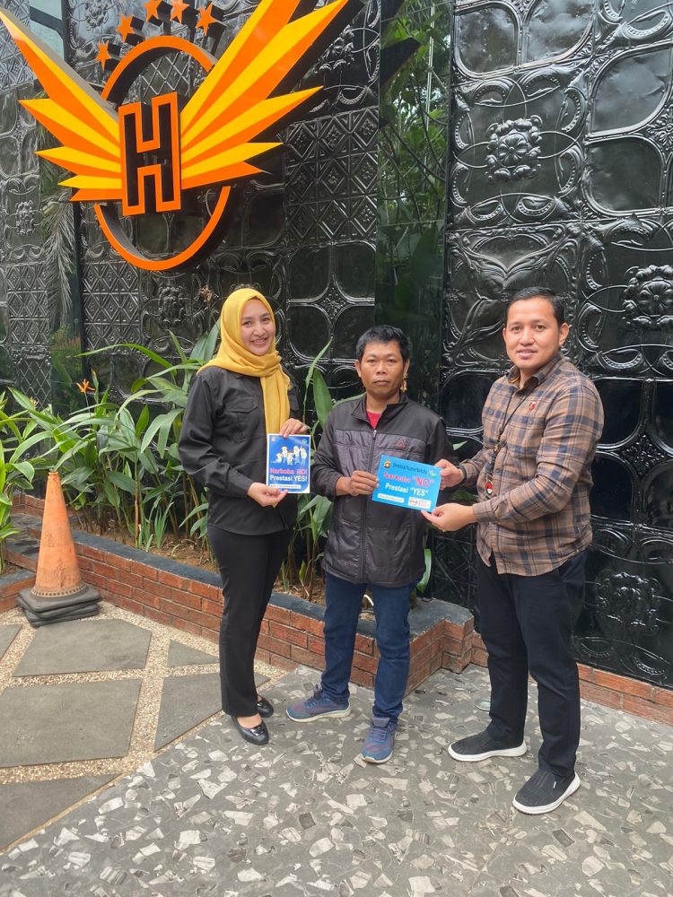 Ditresnarkoba Polda Sumsel terus melakukan sosialisasi kepada masyarakat serta dan menyebarkan Pamflet dan Stiker Anti Narkoba