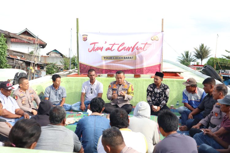 Kegiatan Jumat Curhat Polres Aceh Barat diadakan diatas perahu milik nelayan yang bertempat di gampong Panggong, Kecamatan Johan Pahlawan, Kabupaten Aceh Barat