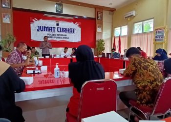 Polsek Kutasari Polres Purbalingga menggelar kegiatan bertajuk Jumat curhat untuk mendengarkan keluh kesah masyarakat