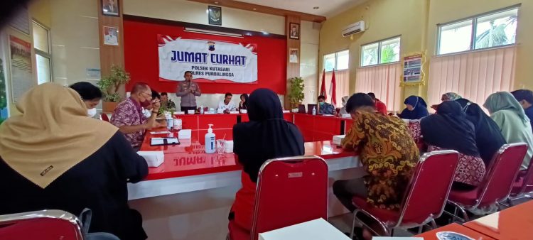 Polsek Kutasari Polres Purbalingga menggelar kegiatan bertajuk Jumat curhat untuk mendengarkan keluh kesah masyarakat