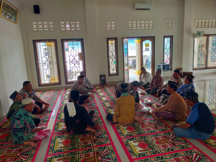 Polsek Jejawi Polres Ogan Komering Ilir (OKI) menggelar kegiatan Jumat Curhat untuk mendengar langsung cerita atau curhat warga mengenai situasi kamtibmas