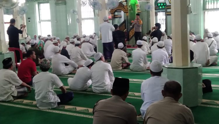 Kapolrestabes Palembang beserta Kapolsek Ilir Timur II melaksanakan Jumat Curhat di Masjid Lawang Kidul Jl.Slamet Riady Lr.Lawang Kidul Laut Kel.Lawang Kidul Kec.Ilir Timur Dua Kota Palembang