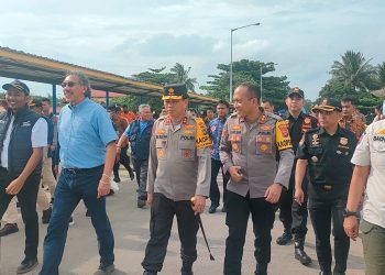 Kapolda Kep. Bangka Belitung Irjen. Pol. Drs. Yan Sultra Indrajaya, S.H. didampingi Forkopimda Provinsi kep. Babel mengujungi Pos Pelayanan Tanjung Kalian