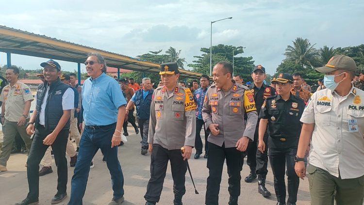 Kapolda Kep. Bangka Belitung Irjen. Pol. Drs. Yan Sultra Indrajaya, S.H. didampingi Forkopimda Provinsi kep. Babel mengujungi Pos Pelayanan Tanjung Kalian