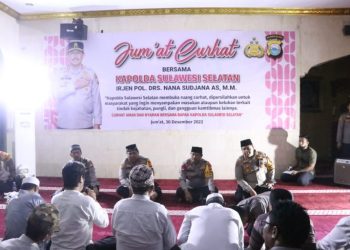 Kapolda Sulsel Irjen Pol Nana Sudjana menampung berbagai aspirasi masyarakat melalui program Jumat Curhat yang diadakan di Mesjid Syuhada 45 Mapolda Sulsel