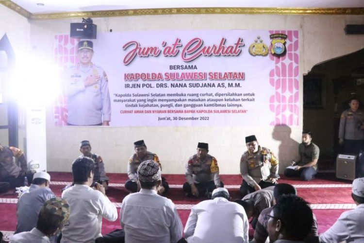 Kapolda Sulsel Irjen Pol Nana Sudjana menampung berbagai aspirasi masyarakat melalui program Jumat Curhat yang diadakan di Mesjid Syuhada 45 Mapolda Sulsel