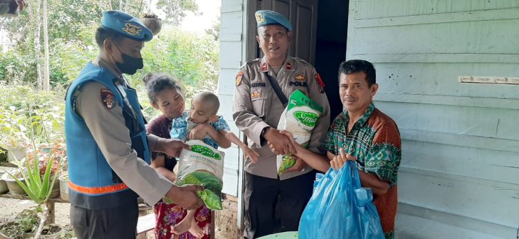 Kasi Propam Polres Dairi IPDA Sahat Panjaitan Salurkan bantuan kepada warga kurang mampu dan anak penyandang disabilitas yang berada di Wikum Polres Dairi