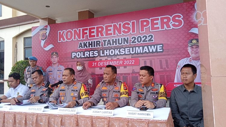 Kapolres Lhokseumawe, AKBP Henki Ismanto, SIK memaparkan sejumlah kasus Kriminal menonjol dan Narkoba yang ditangani jajaran Polres Lhokseumawe sepanjang tahun 2022