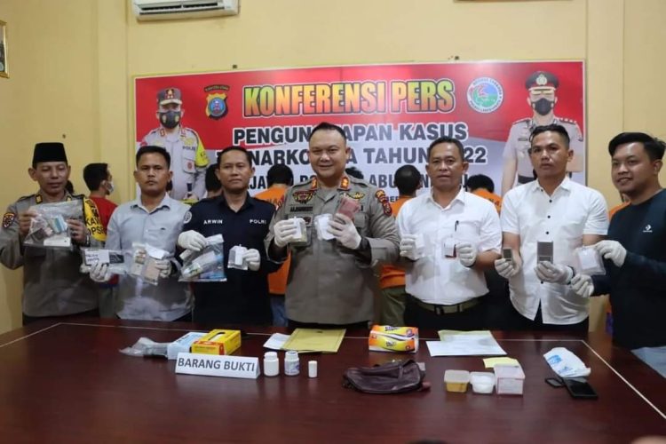 Kapolres Labuhanbatu AKBP Anhar Arlia Rangkuti, S.I.K , dan Kasat Narkoba AKP ROBERTO P. SIANTURI,S.H., Menyampaikan Terkait Ungkap Kasus Tindak Pidana Narkotika Tahun 2022