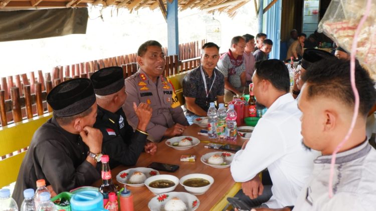 Jumat Curhat, Kapolres Kampar, AKBP Didik Priyo Sambodo, SIK silaturahmi sembari makan bersama dengan tokoh adat dan warga masyarakat desa Teratak Buluh