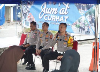 Direktorat Lalu Lintas (Ditlantas) Polda Kaltim melaksanakan giat Jum'at Curhat di lokasi pelayanan SIM Keliling Dusit Balikpapan