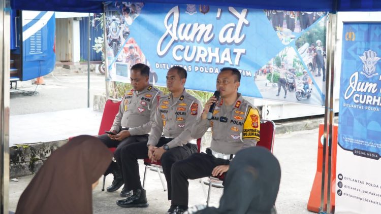 Direktorat Lalu Lintas (Ditlantas) Polda Kaltim melaksanakan giat Jum'at Curhat di lokasi pelayanan SIM Keliling Dusit Balikpapan