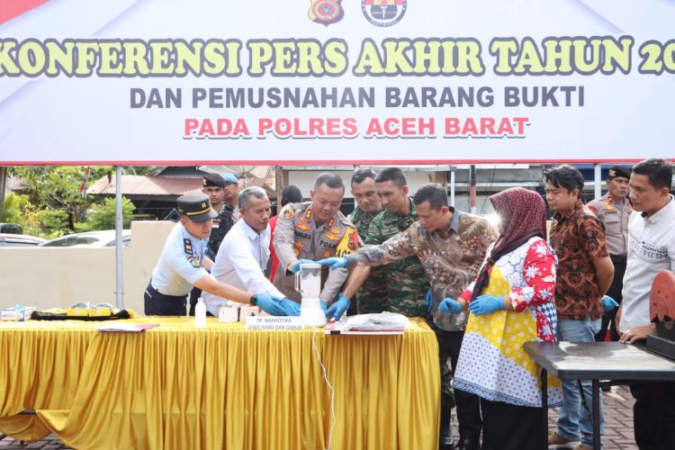 Kepolisian Resort Aceh Barat dibawah Pimpinan AKBP Pandji Santoso S.I.K, M.Si melaksanakan press release Akhir Tahun 2022 dan Pemusnahan Barang Bukti (BB) dari hasil operasi kepolisian yang terjadi sejak Januari