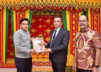 Pj Wali Kota Sabang, Reza Fahlevi menandatangani berita acara serah terima (BAST) Personel, Pendanaan, Sarana dan Prasarana serta Dokumen (P3D) atau pengalihan kewenangan dan aset Pelabuhan Penyeberangan
