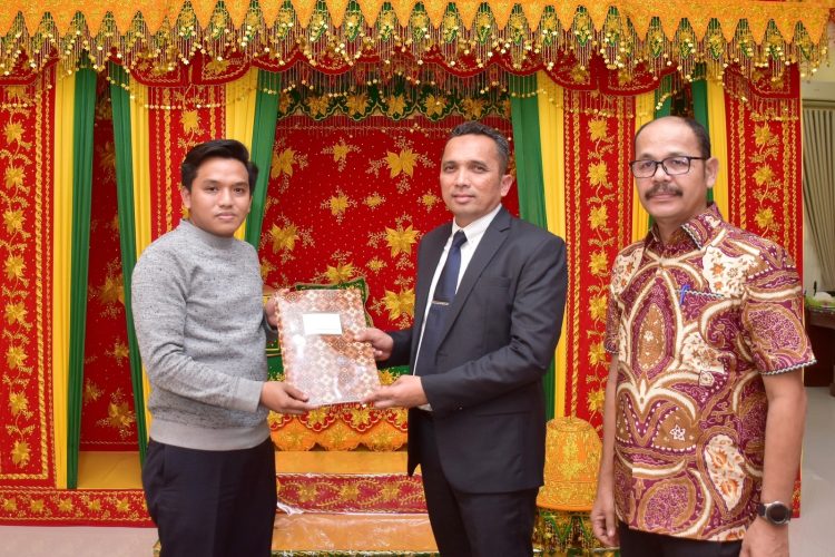 Pj Wali Kota Sabang, Reza Fahlevi menandatangani berita acara serah terima (BAST) Personel, Pendanaan, Sarana dan Prasarana serta Dokumen (P3D) atau pengalihan kewenangan dan aset Pelabuhan Penyeberangan