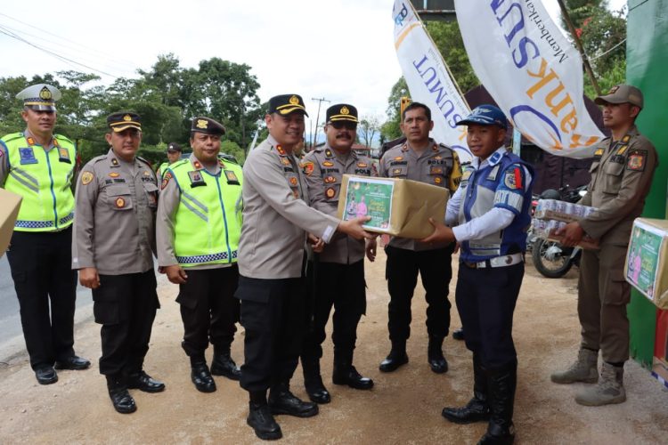 Polres Dairi bersama Pamatwil Polda Sumut serta Bhayangkari mengunjungi Pos pengamanan dan Pos pelayanan yang ada di Kabupaten Dairi