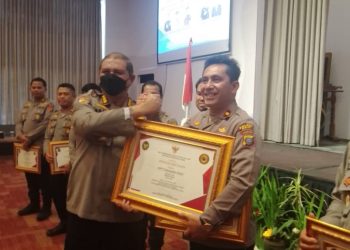 Waka Polres Dairi KOMPOL Denny Boy panggabean, SH, MH Bersama Kasiwas Polres dairi IPTU Kurdi menerima Tiga Piagam penghargaan
