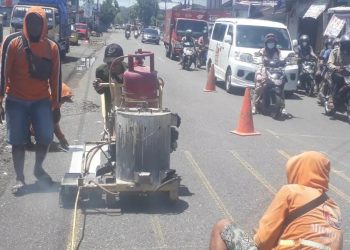Petugas patroli Polsek Purwokerto Selatan beserta Satlantas Polsek Purwokerto Selatan serta Dinas Perhubungan membantu membuat satu zebra cross dan 5 tanda pembatas pemberhentian kendaraan bermotor pembuatan zebra cross di Simpang Lima pasar proliman