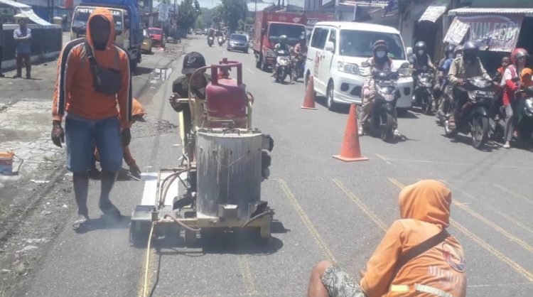 Petugas patroli Polsek Purwokerto Selatan beserta Satlantas Polsek Purwokerto Selatan serta Dinas Perhubungan membantu membuat satu zebra cross dan 5 tanda pembatas pemberhentian kendaraan bermotor pembuatan zebra cross di Simpang Lima pasar proliman
