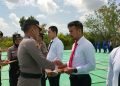 Kepala Kepolisian Resor (Kapolres) Bangka Barat AKBP Catur Ptasetiyo SIK memberikan penghargaan kepada personel Polres Bangka Barat yang berprestasi
