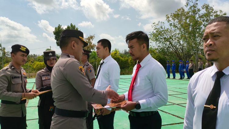Kepala Kepolisian Resor (Kapolres) Bangka Barat AKBP Catur Ptasetiyo SIK memberikan penghargaan kepada personel Polres Bangka Barat yang berprestasi