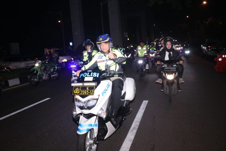 Sahli Sospol Kapolri Irjen Pol Rudi Setiawan SIK. MH memantau langsung pusat-pusat keramaian di Palembang pada malam pergantian tahun