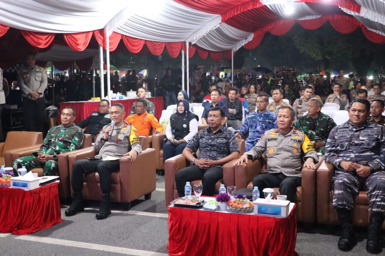 Kapolda Kaltim Irjen Pol Drs. Imam Sugianto, M.Si melakukan monitoring di Kota Balikpapan menjelang pergantian Tahun Baru 2023