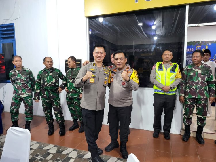 Kapolda Sumut, Irjen Pol RZ Panca Putra Simanjuntak dan Wakapolda Irjen Pol Dadang Hartanto foto bersama usai perayaan Tahun Baru kondusif, Minggu (1/1/2023). (Foto Dok/ Polda Sumut)