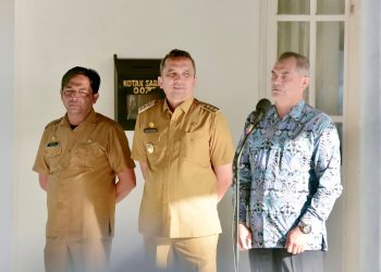 Pj Wali Kota Sabang, Reza Fahlevi melepas Sekretaris Daerah Kota Sabang Zakaria yang telah memasuki purna tugas